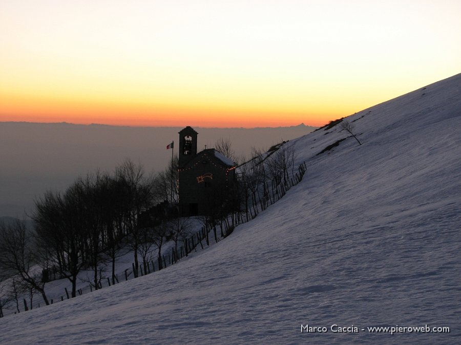 09_Tramonto dietro la chiesetta ai piedi del Linzone.JPG